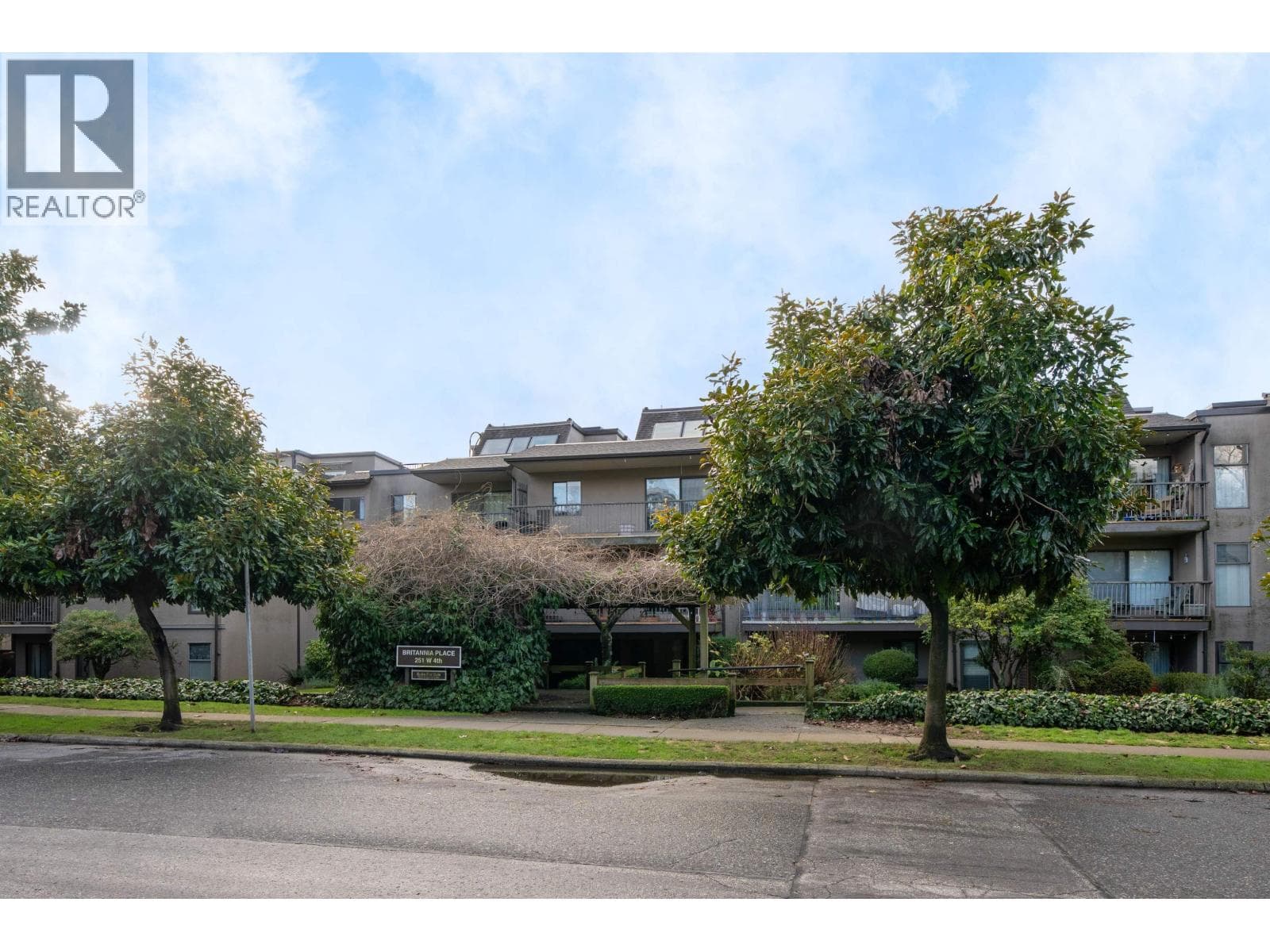 215 251 W 4TH STREET — photo 3