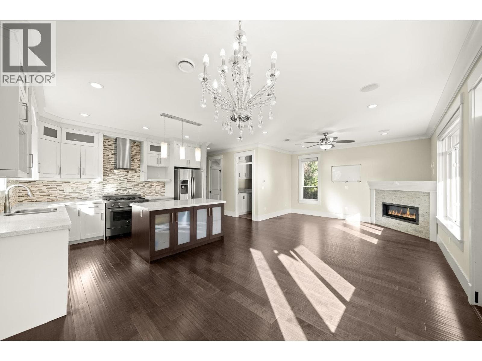 7028 BROADWAY — main photo