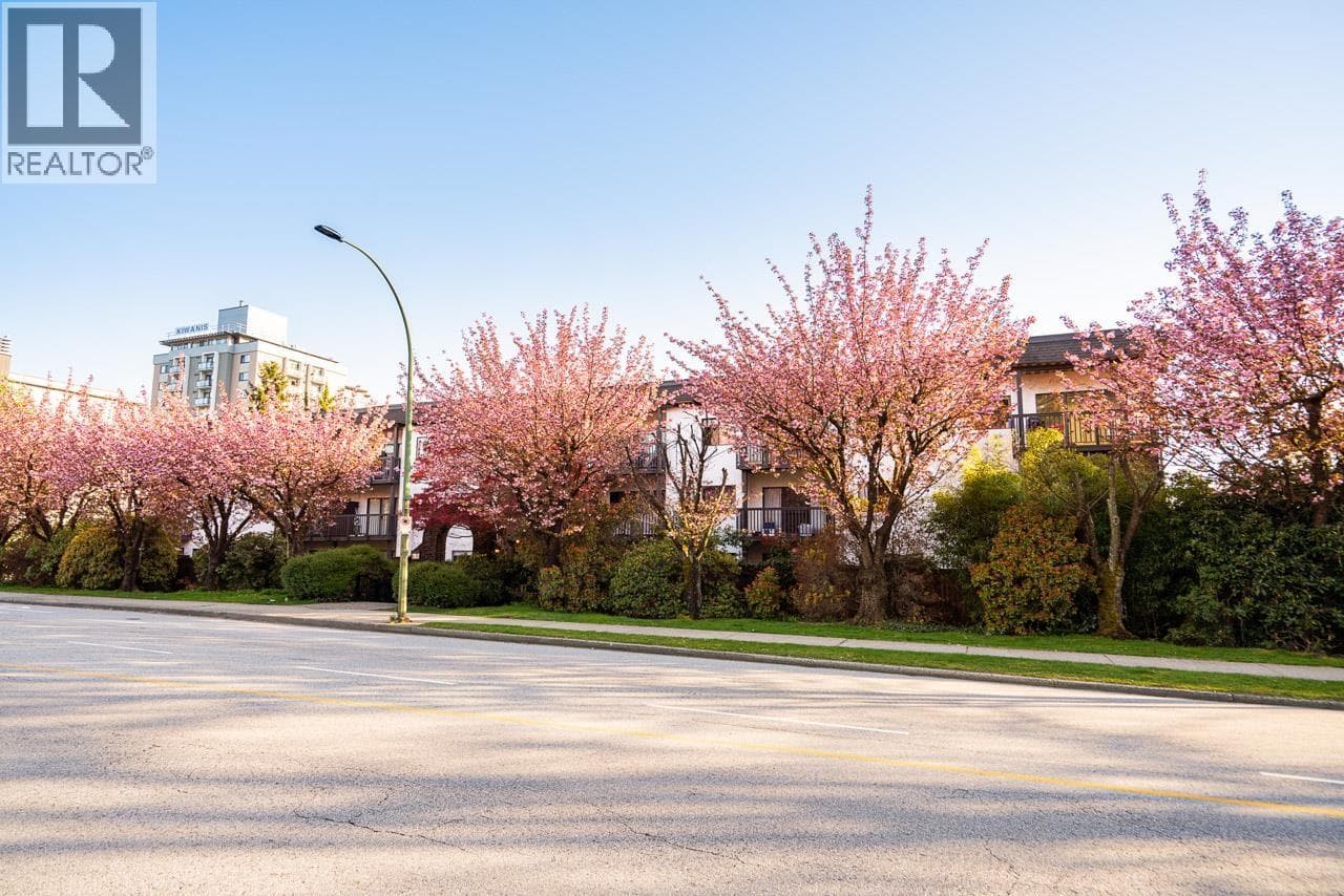 208 211 W 3RD STREET — main photo