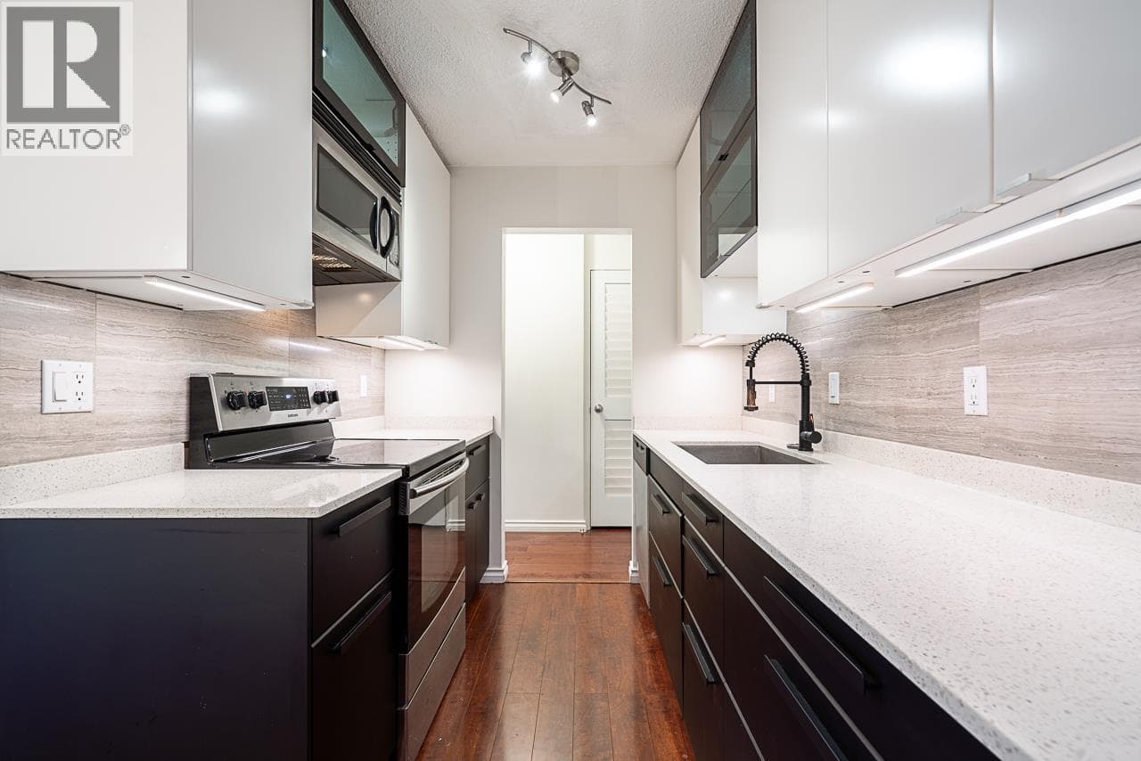 208 211 W 3RD STREET — photo 2