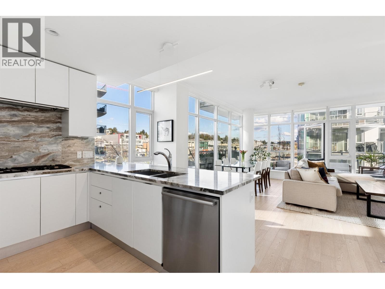 409 185 VICTORY SHIP WAY — main photo