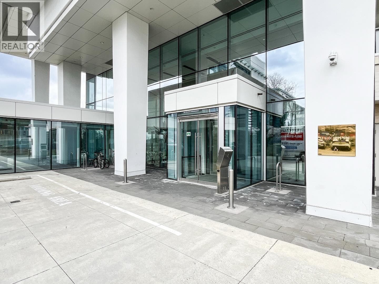 1408 1888 GILMORE AVENUE — photo 3