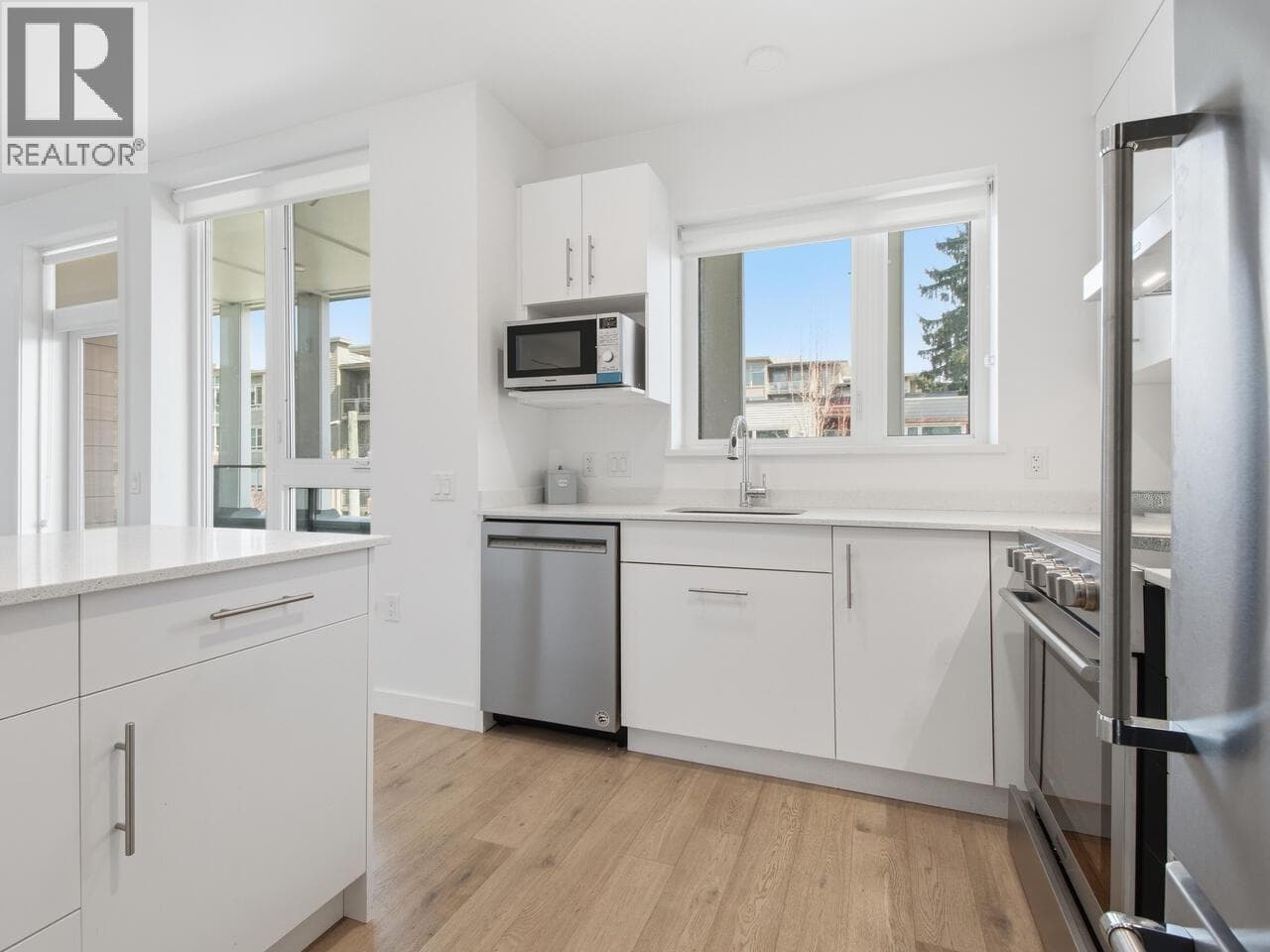 405 2137 CHESTERFIELD AVENUE — photo 3