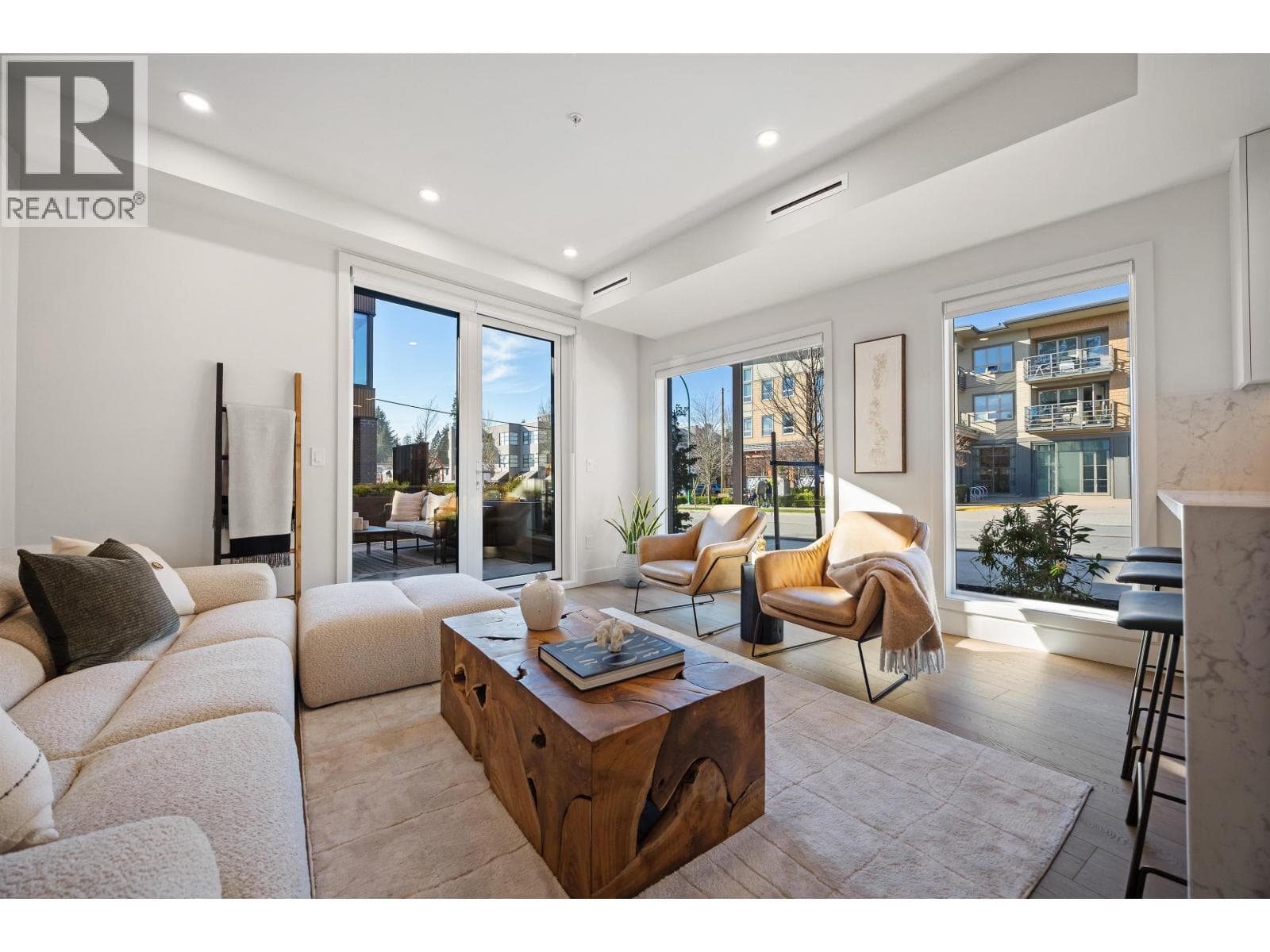 3218 HIGHLAND BOULEVARD — photo 3