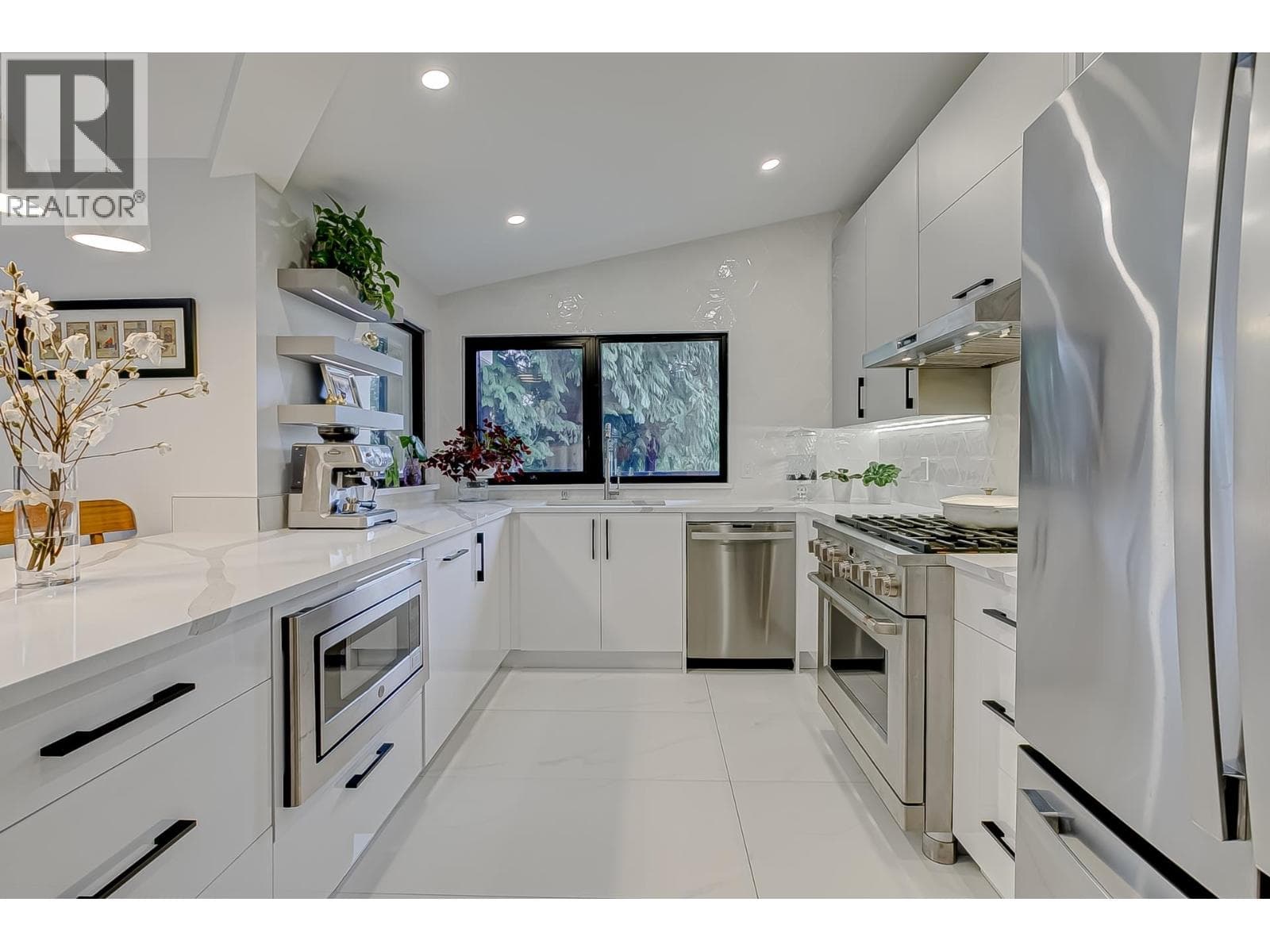 2836 VIOLET STREET — photo 2