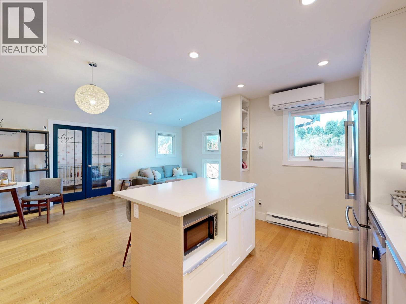 304 1528 BOWSER AVENUE — photo 3