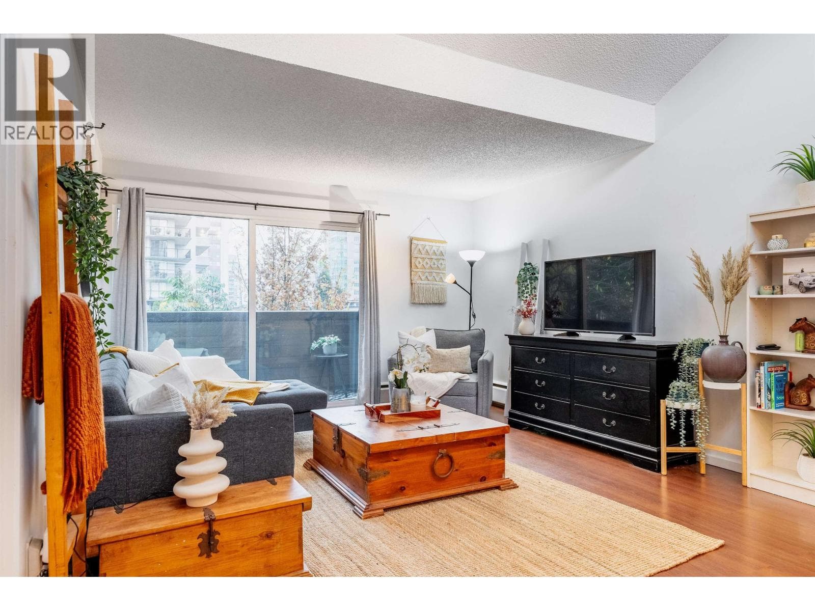 319 206 E 15TH STREET — photo 3