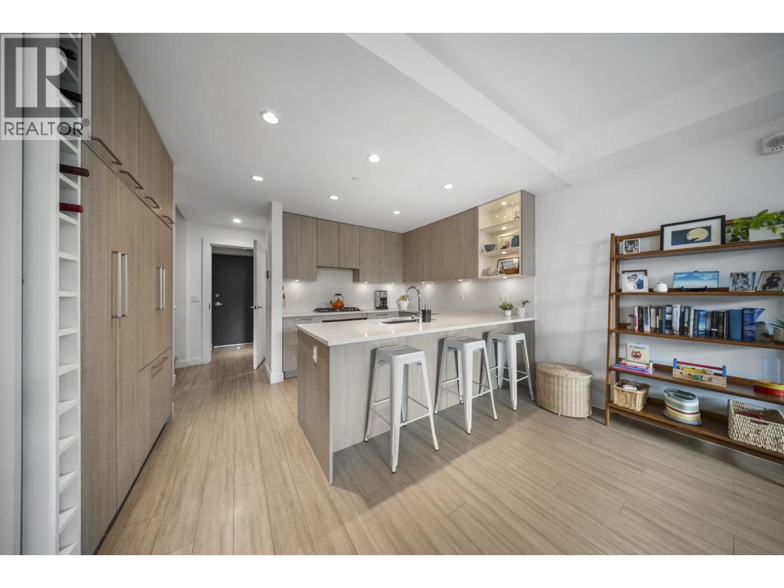 110 707 E 3RD STREET — photo 2