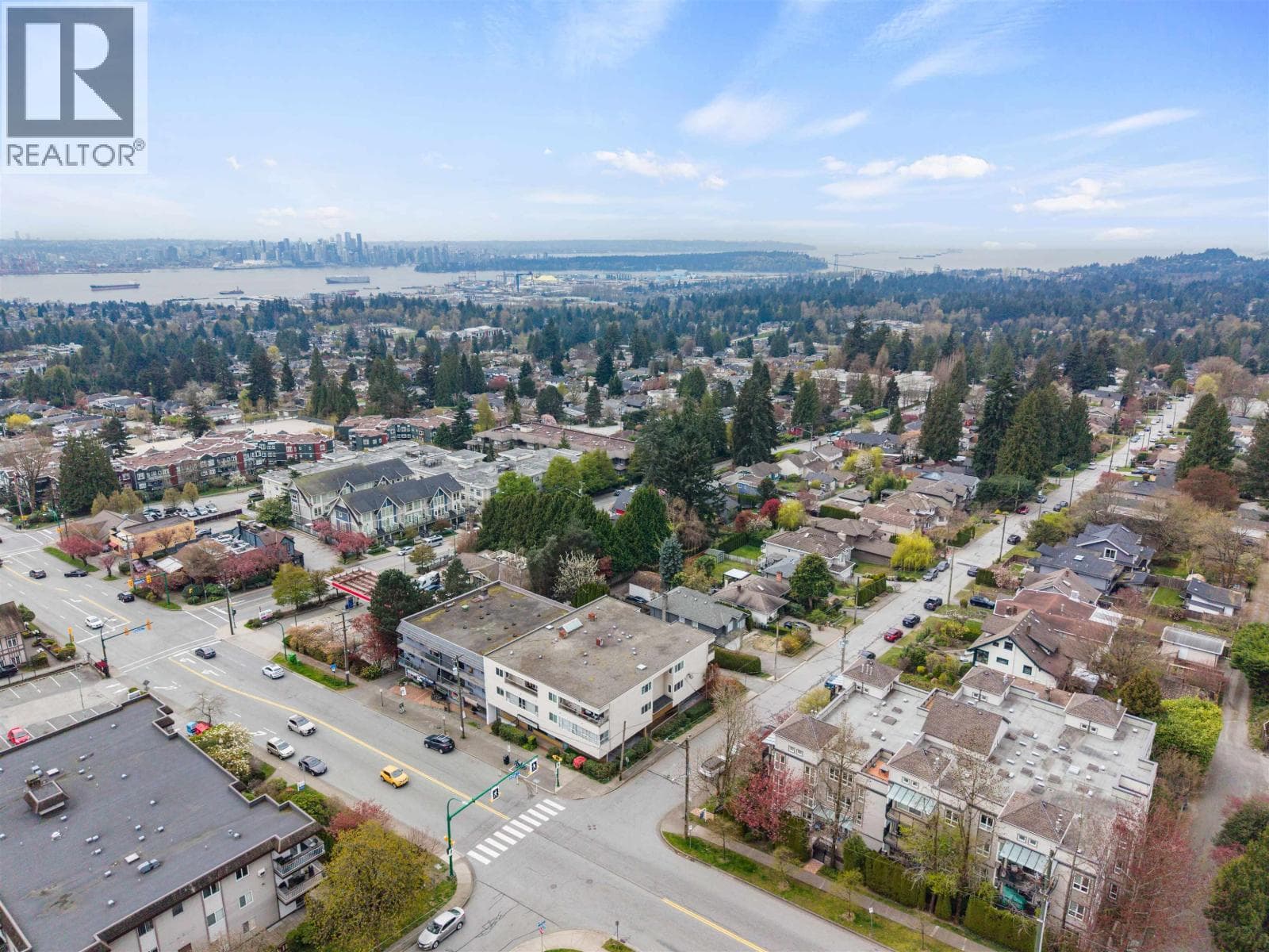 104 105 W KINGS ROAD — photo 2