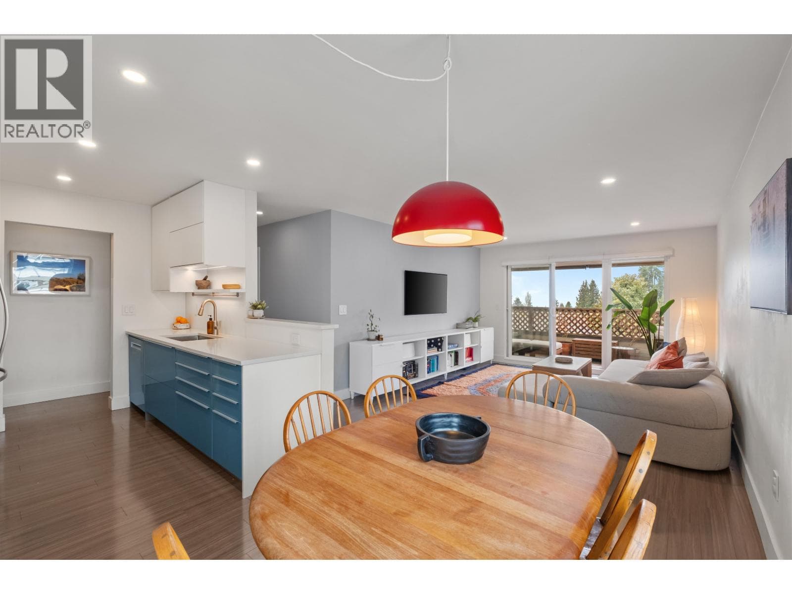 104 105 W KINGS ROAD — main photo