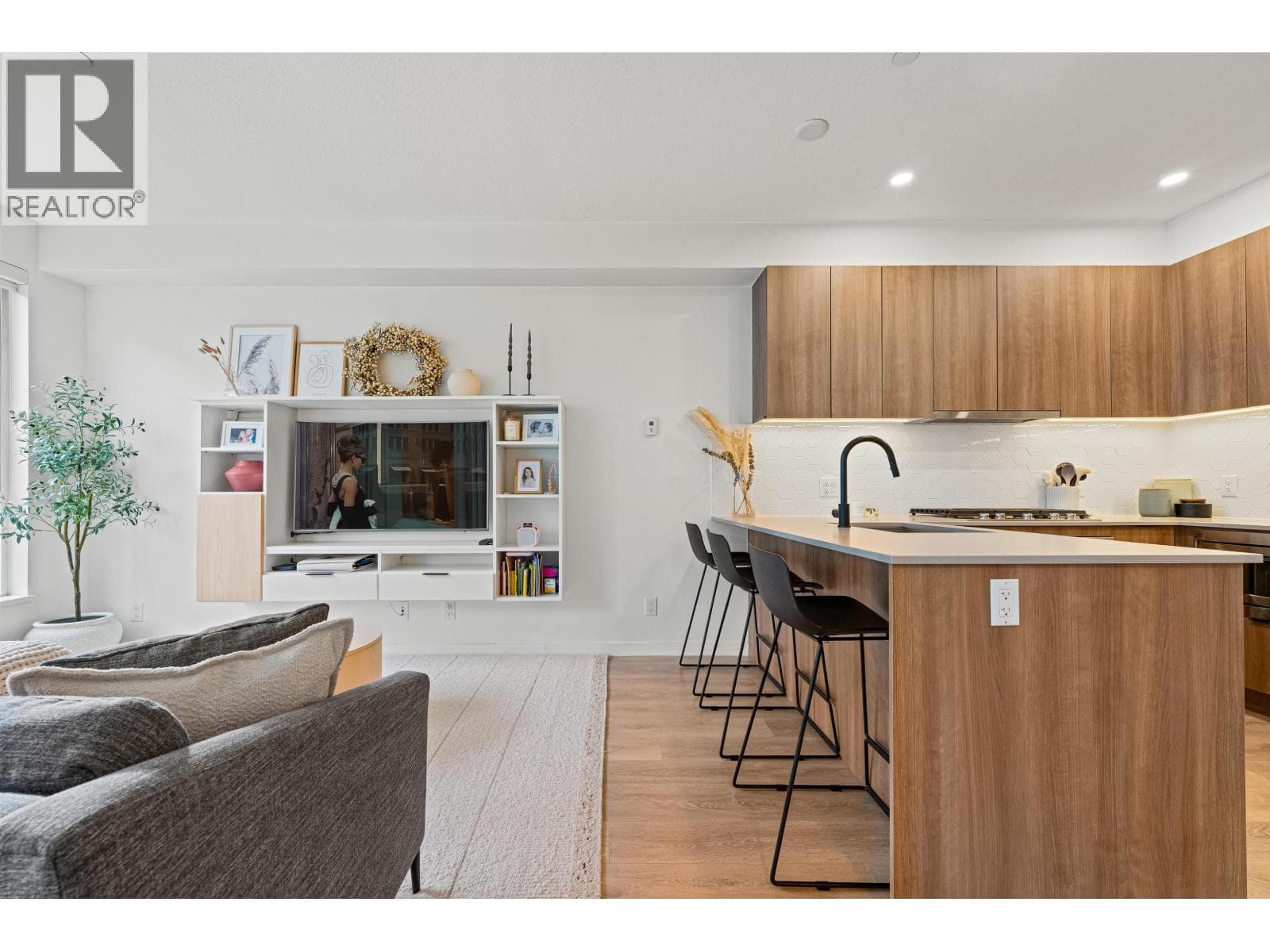 7 533 E 3RD STREET — photo 2