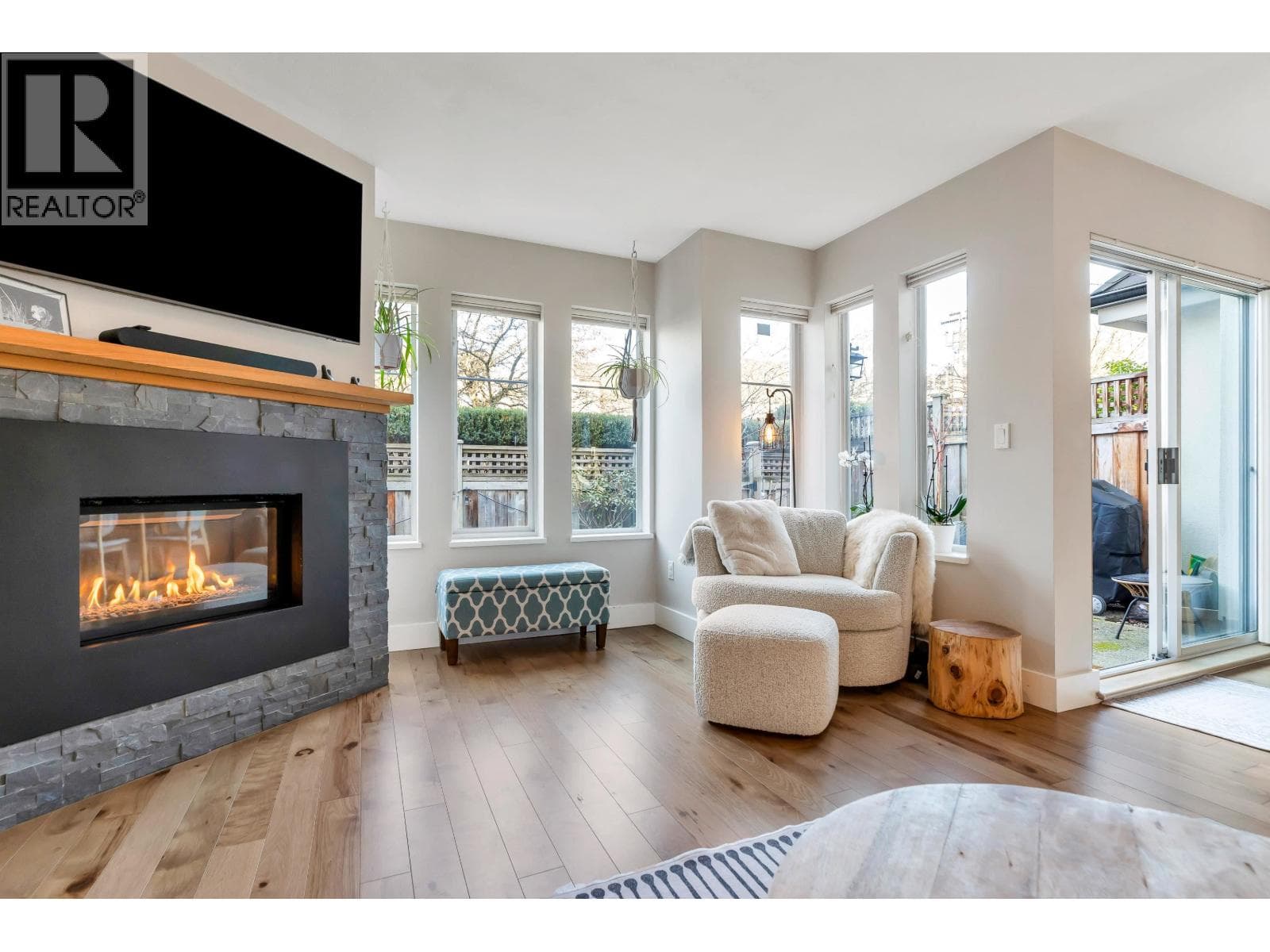 102 245 W 15TH STREET — photo 2