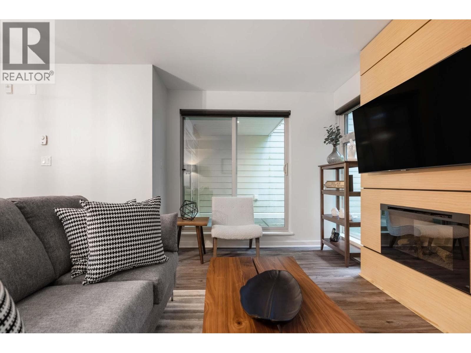 104 2832 CAPILANO ROAD — photo 3