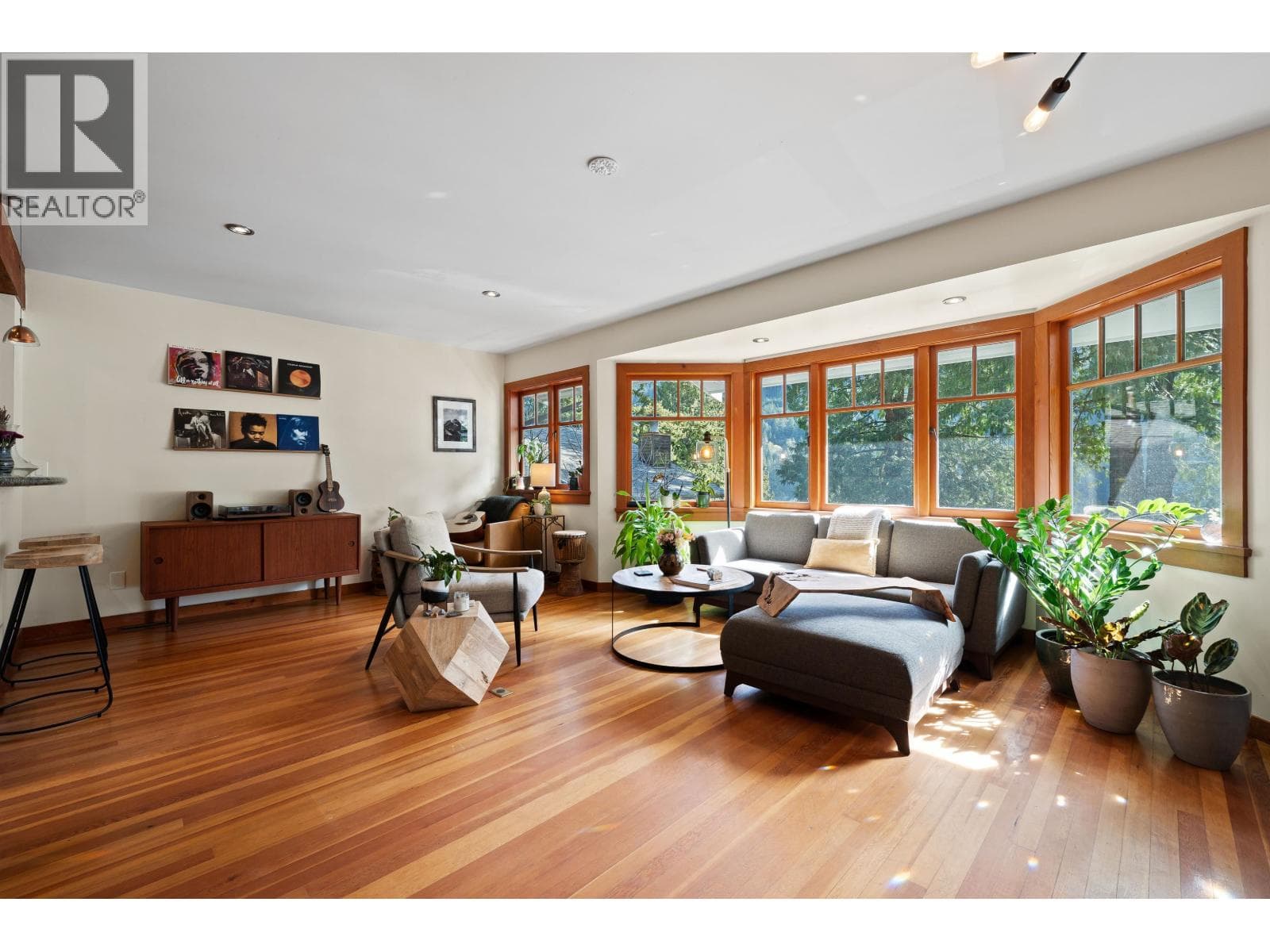 6524 WELLINGTON AVENUE — photo 2