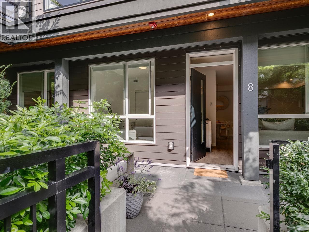 8 533 E 3RD STREET — photo 2