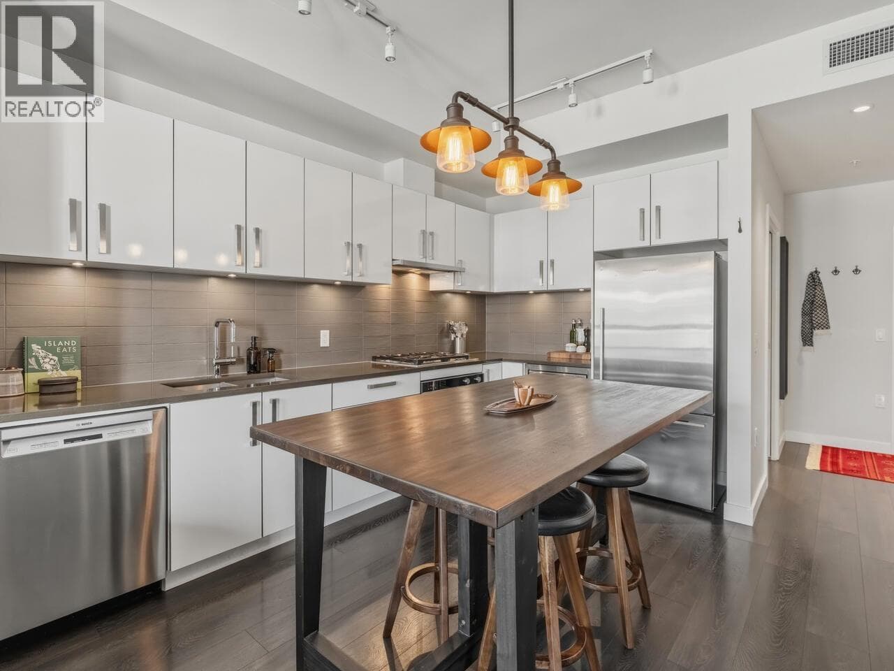 408 105 W 2ND STREET — photo 2