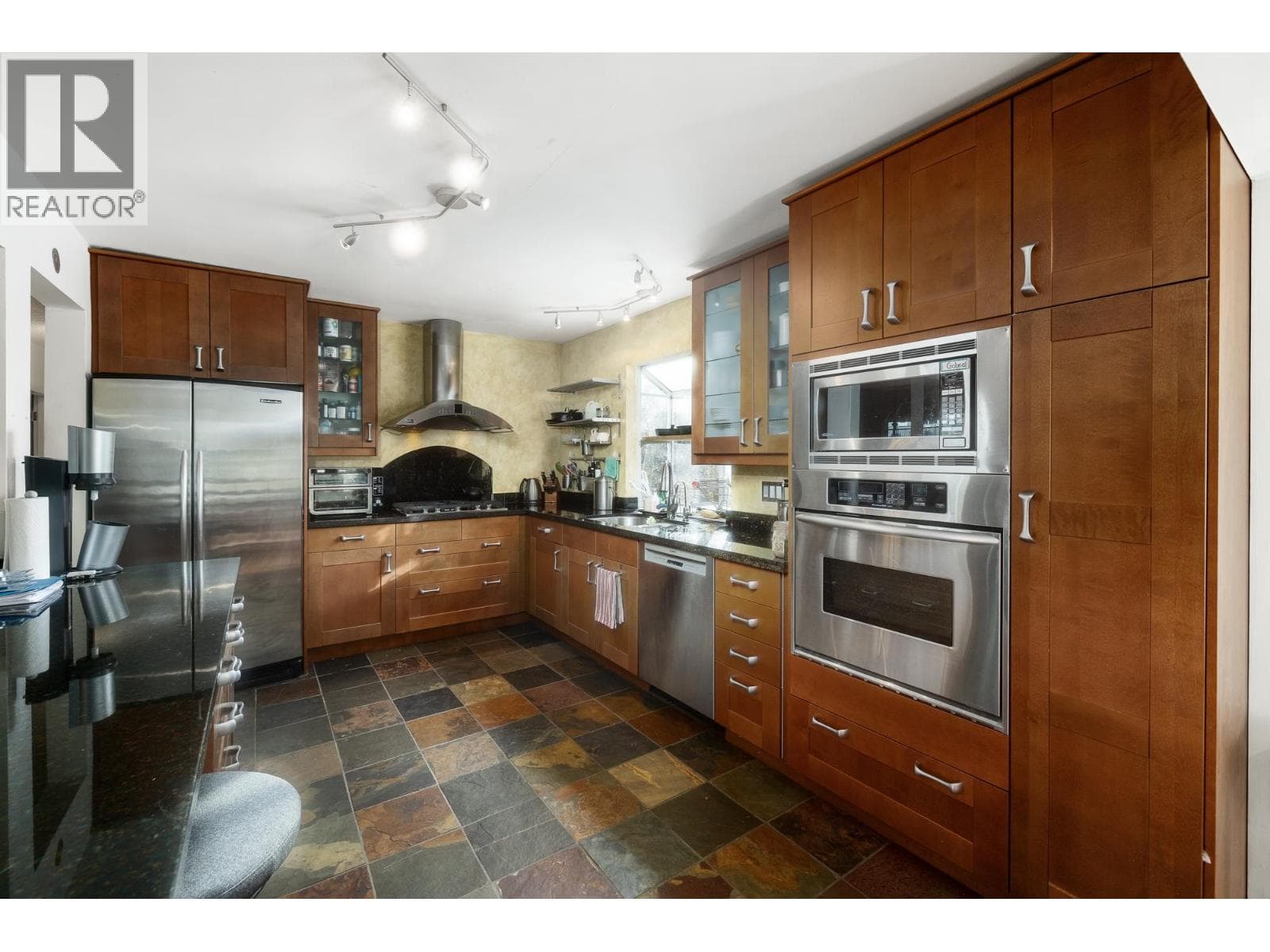 2041 TOMPKINS CRESCENT — main photo