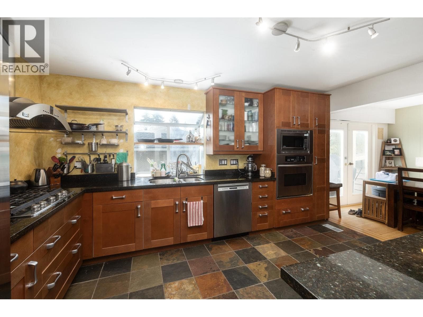 2041 TOMPKINS CRESCENT — photo 3