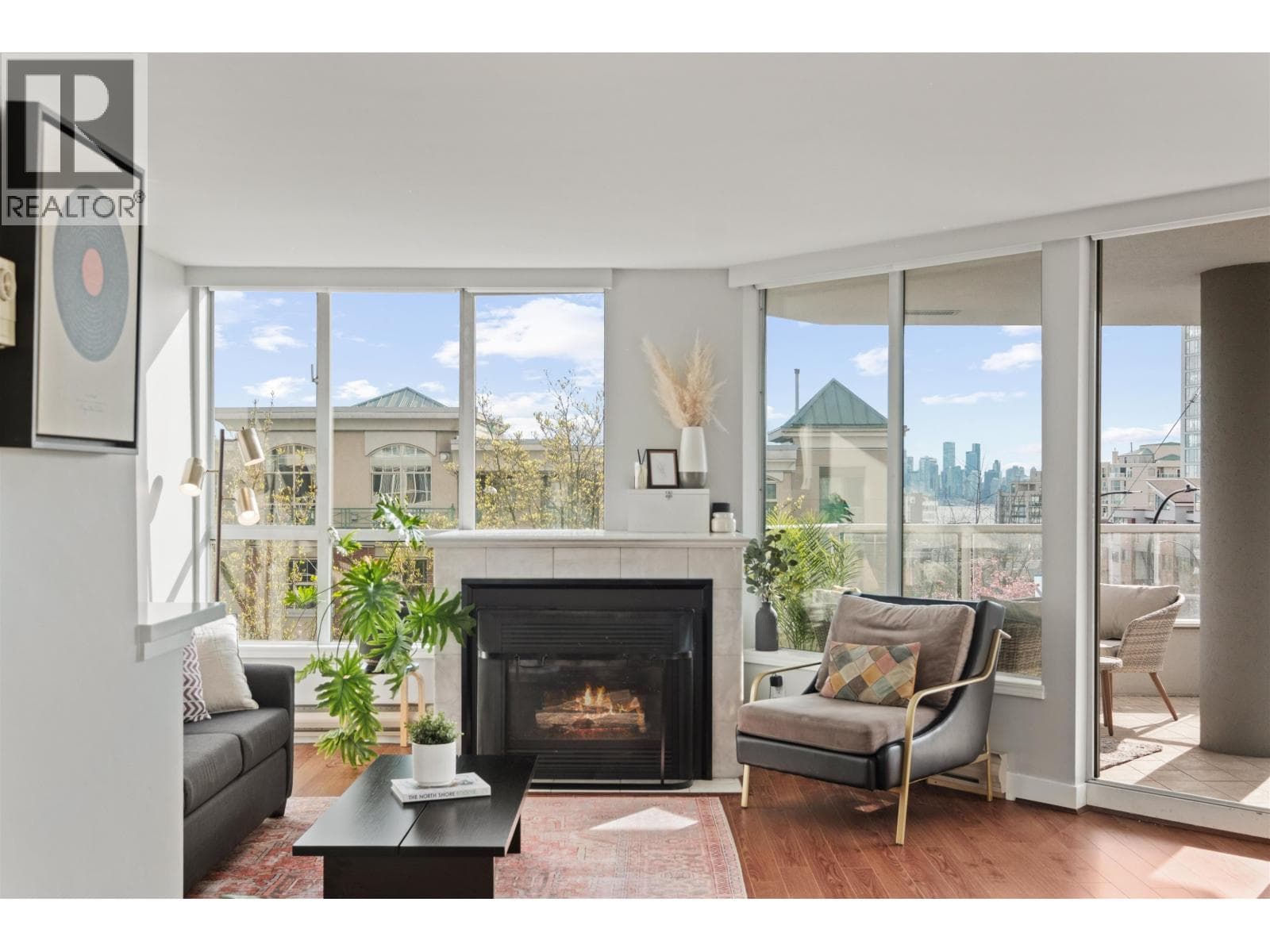 303 408 LONSDALE AVENUE — main photo