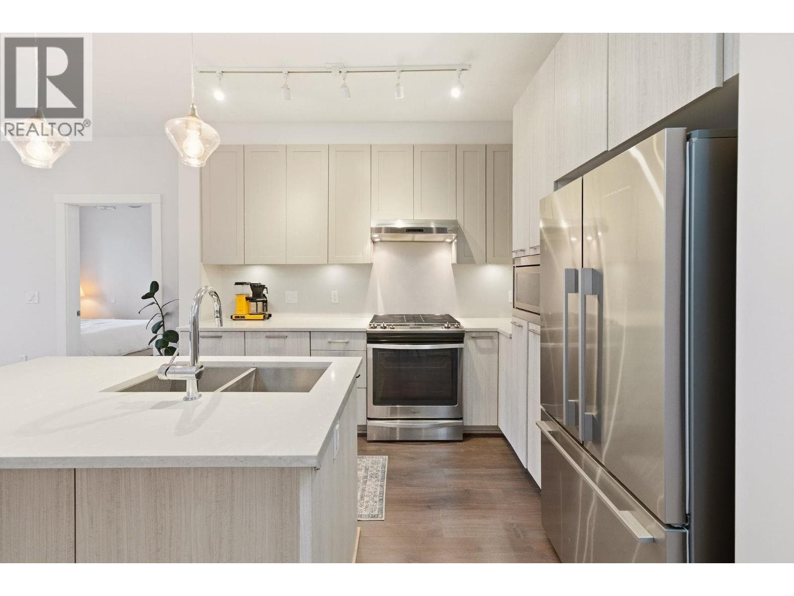 304 123 W 1ST STREET — photo 2