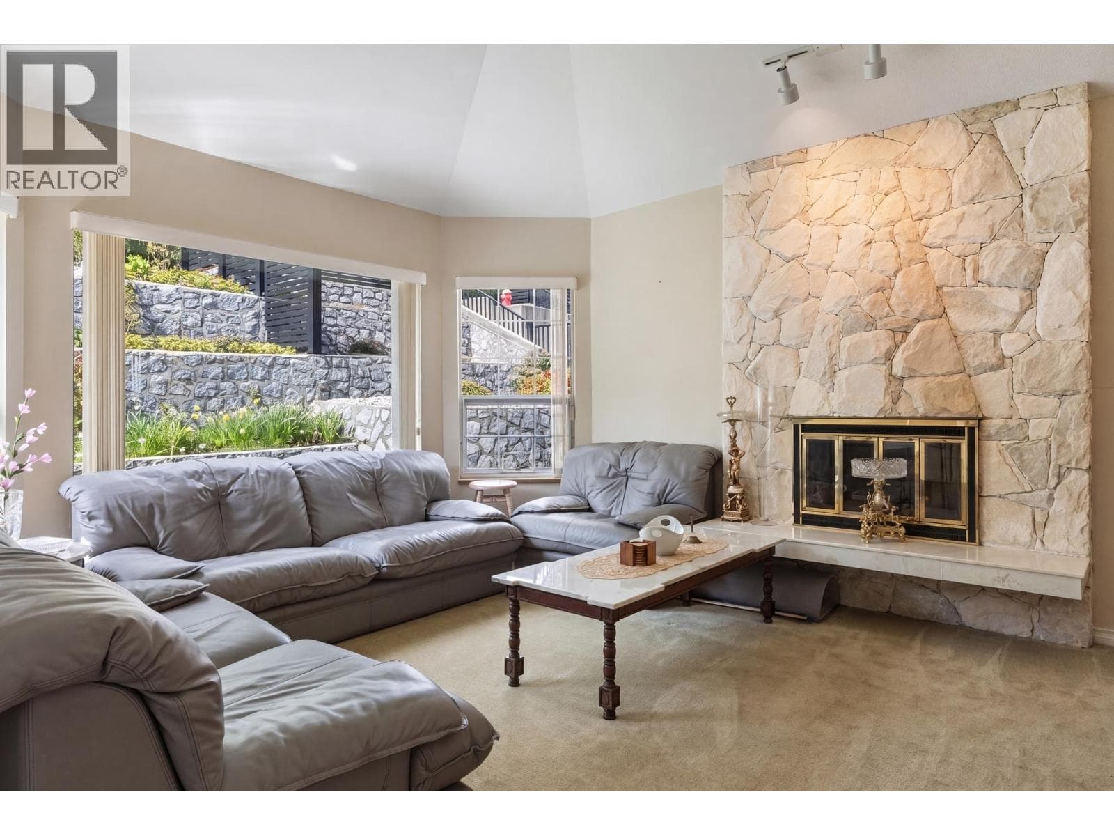 547 TEMPE CRESCENT — photo 2