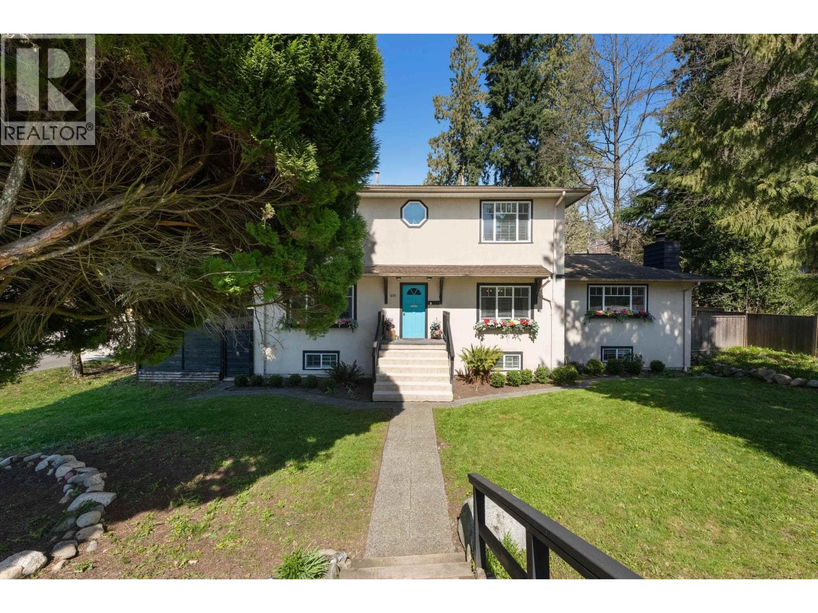 300 E 25TH STREET — photo 2