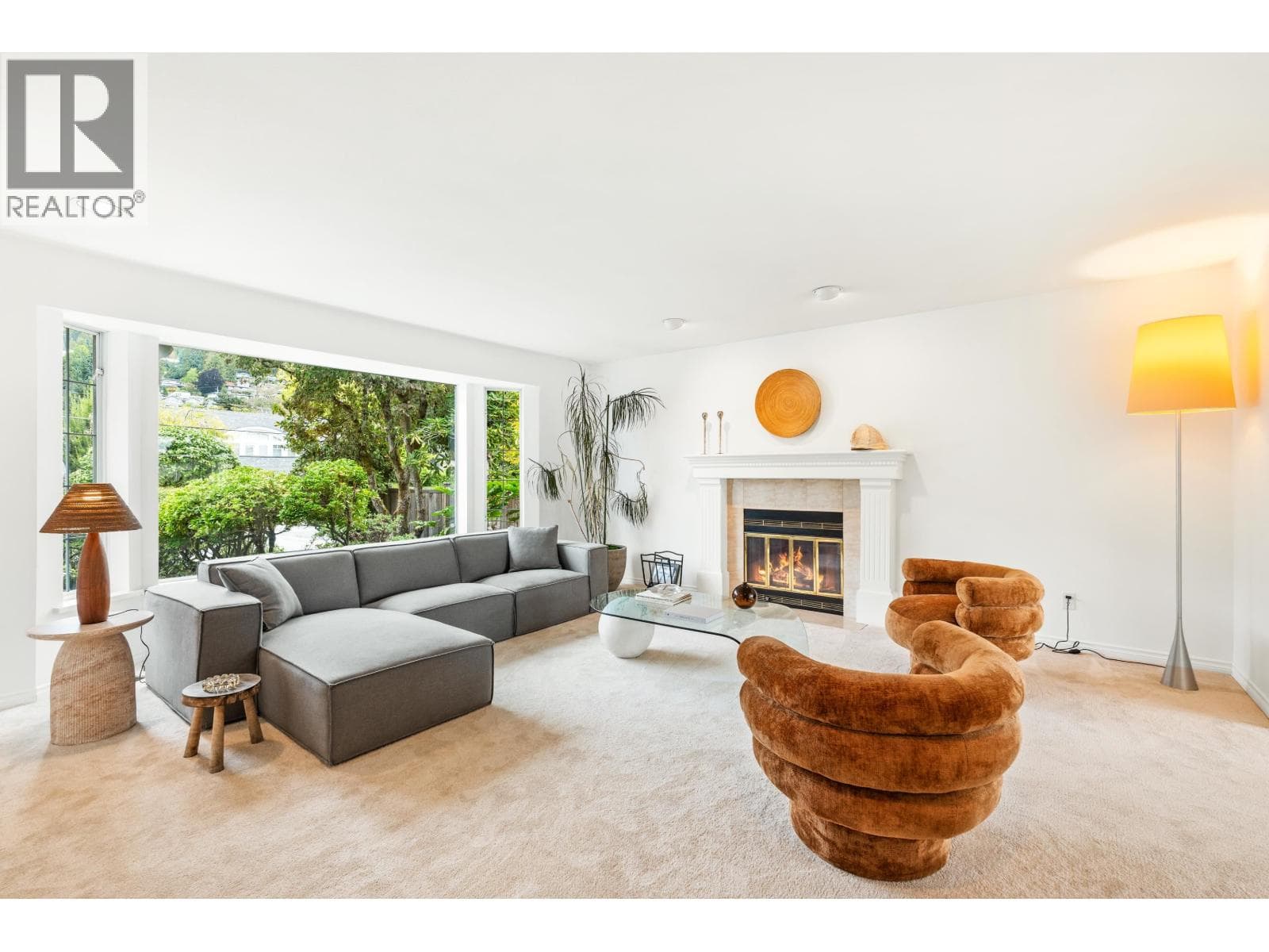 2372 KINGS AVENUE — photo 2