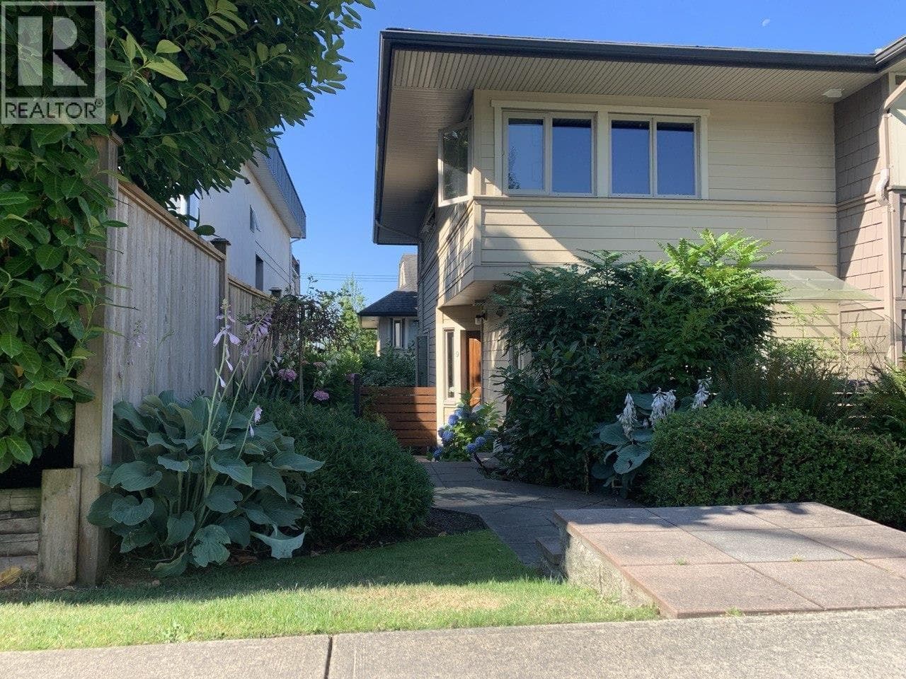 9 215 E 4TH STREET — photo 2