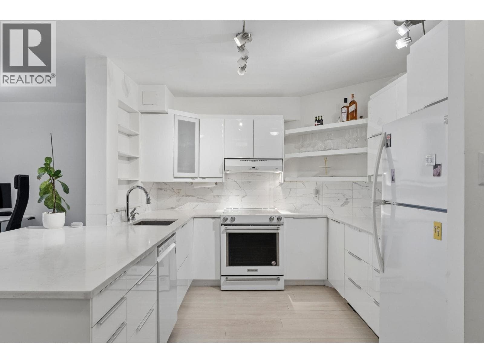 905 2024 FULLERTON AVENUE — photo 3