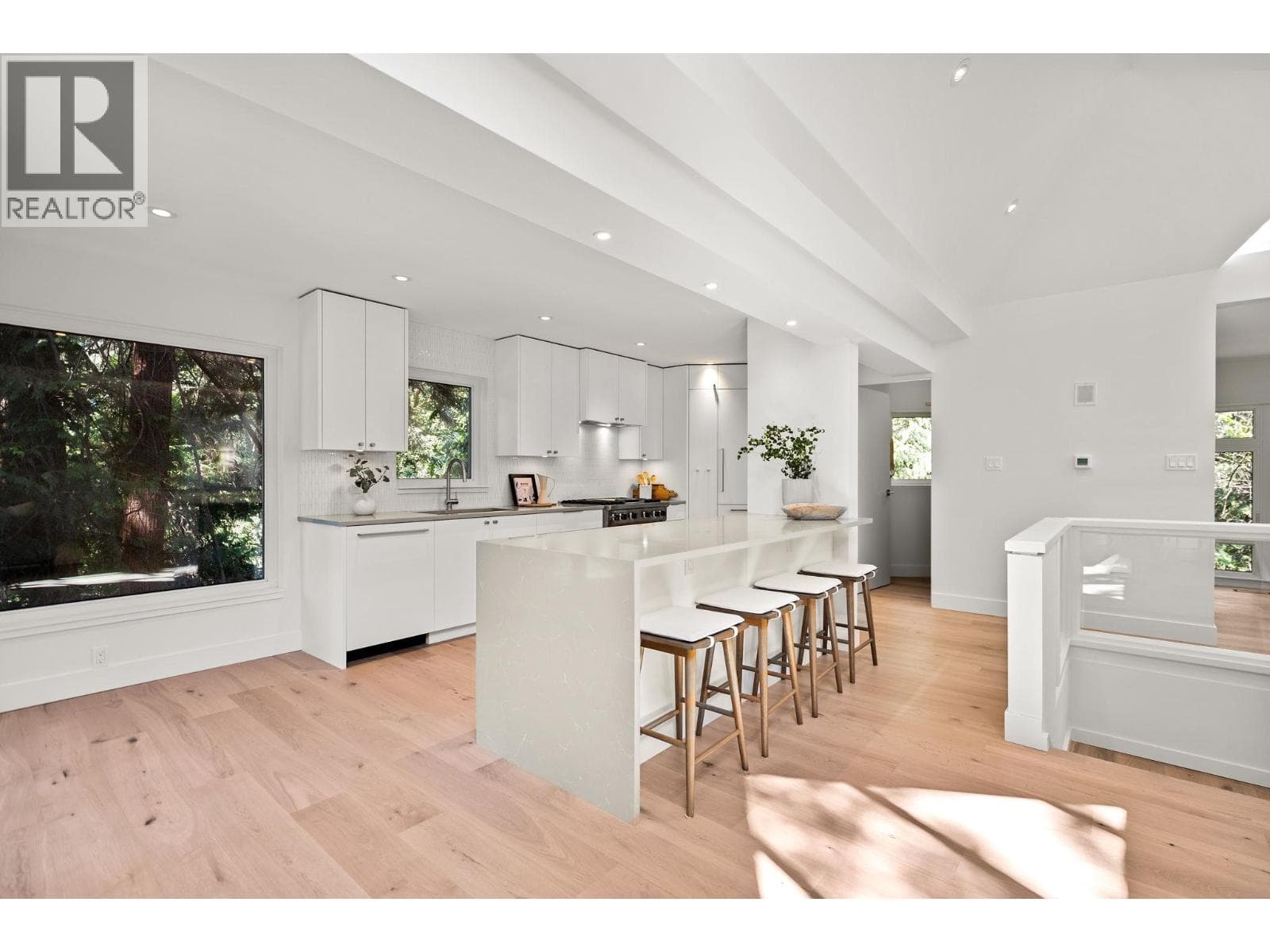 5061 BEAR LANE — photo 2