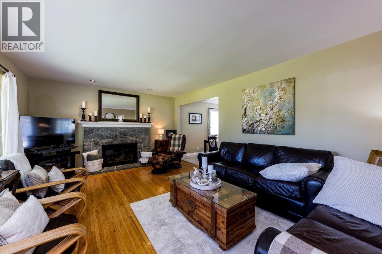 895 E 12TH STREET — photo 2