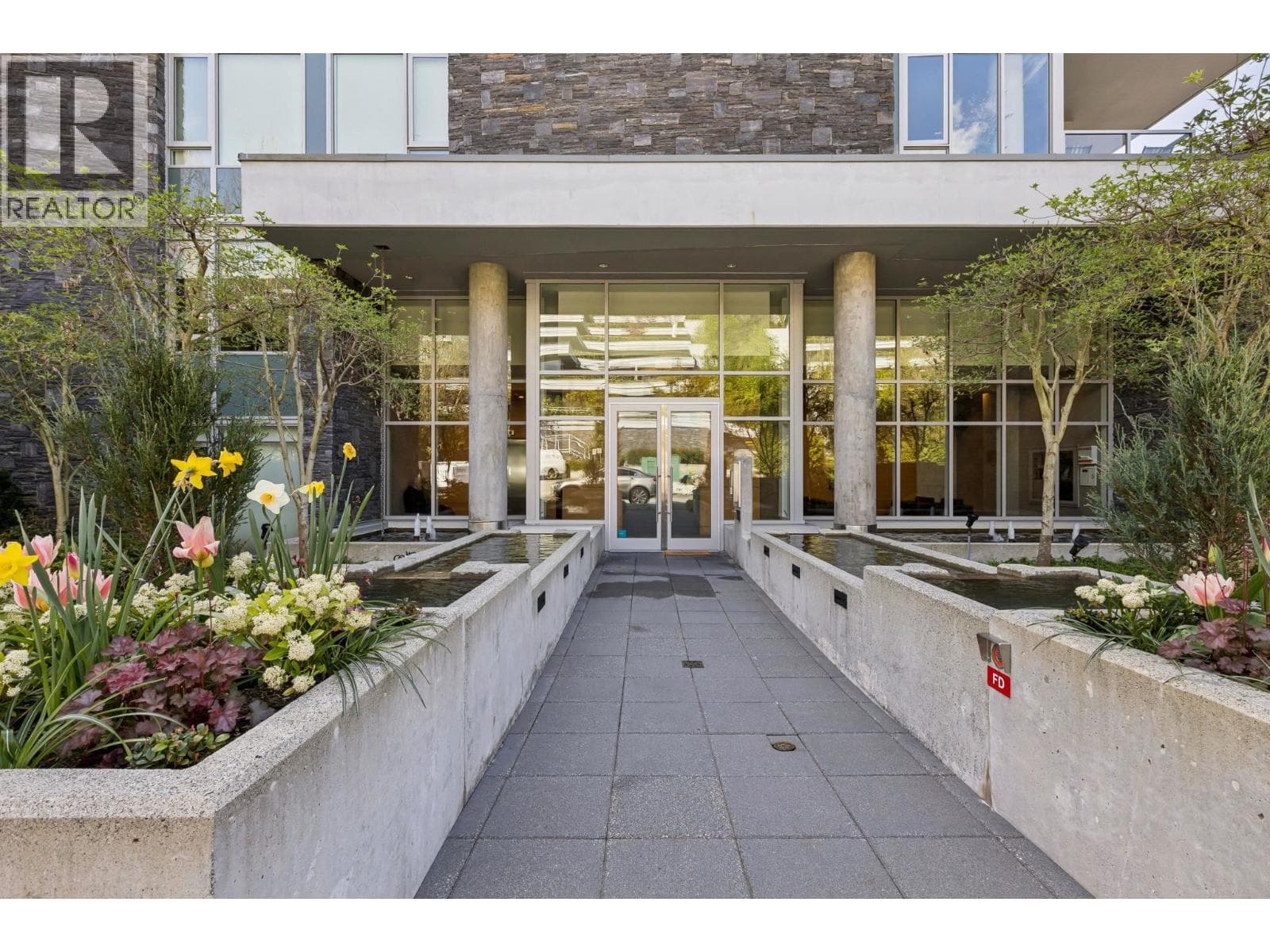 204 866 ARTHUR ERICKSON PLACE — photo 2