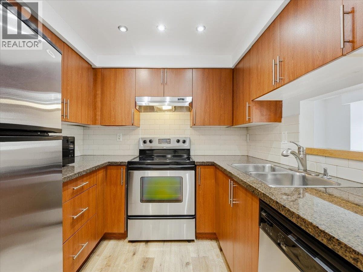 102 235 W 4TH STREET — photo 2