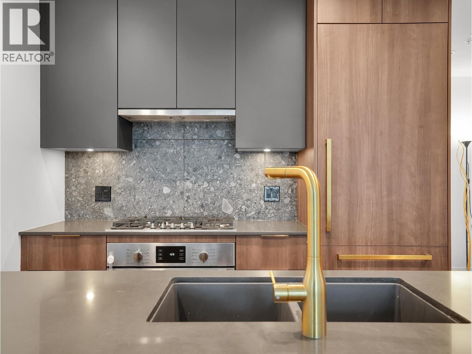 404 2375 EMERY COURT — main photo