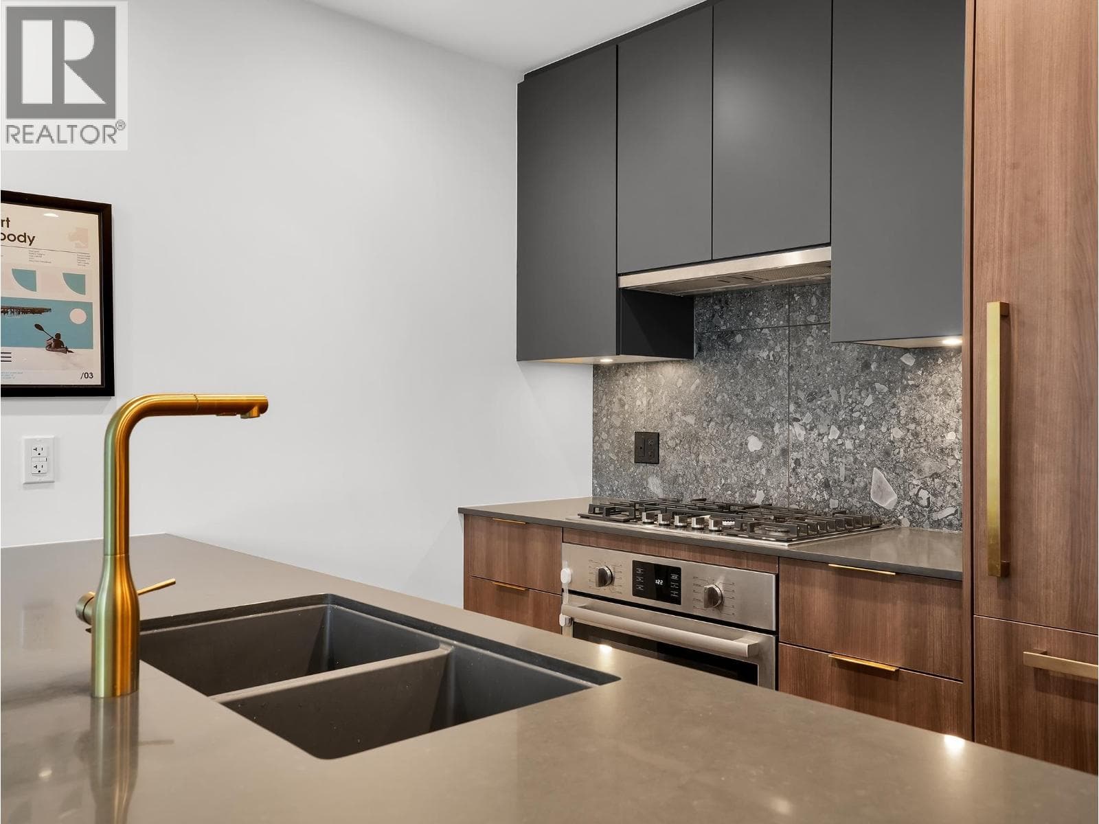 404 2375 EMERY COURT — photo 2