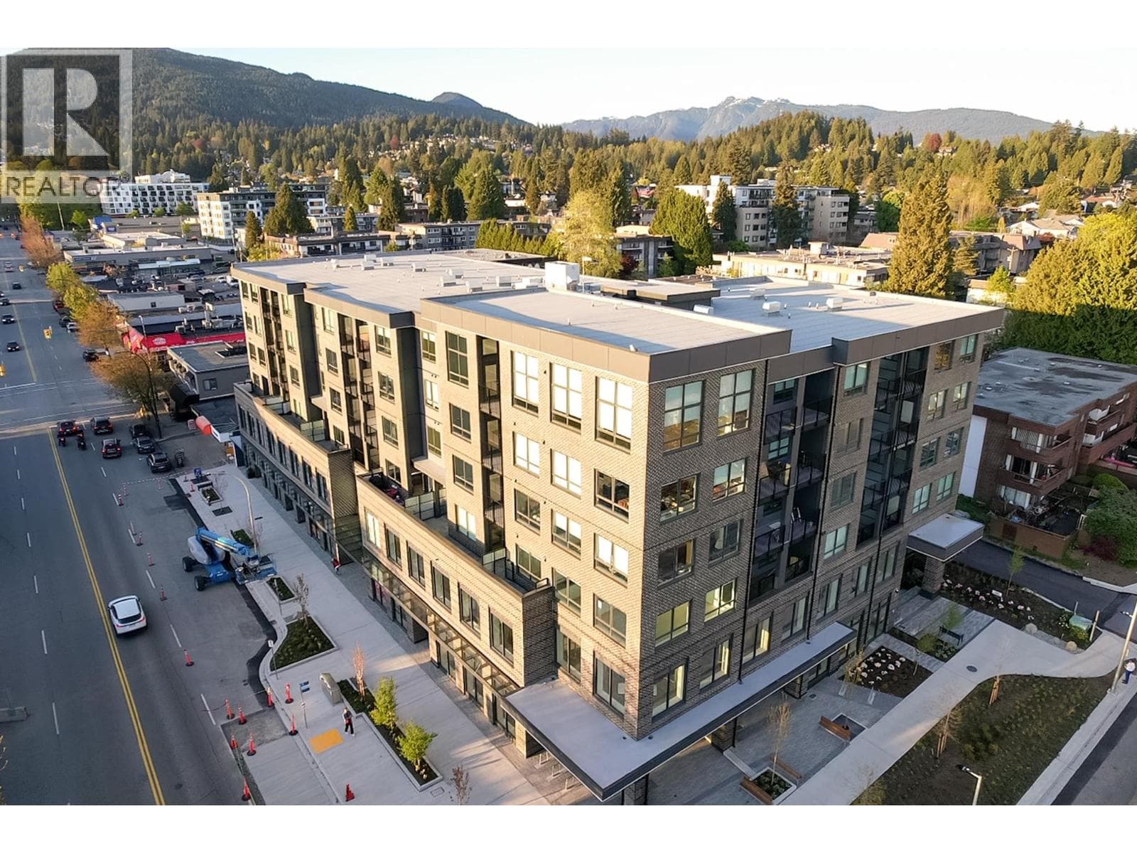 402 110 E 17TH STREET — photo 2