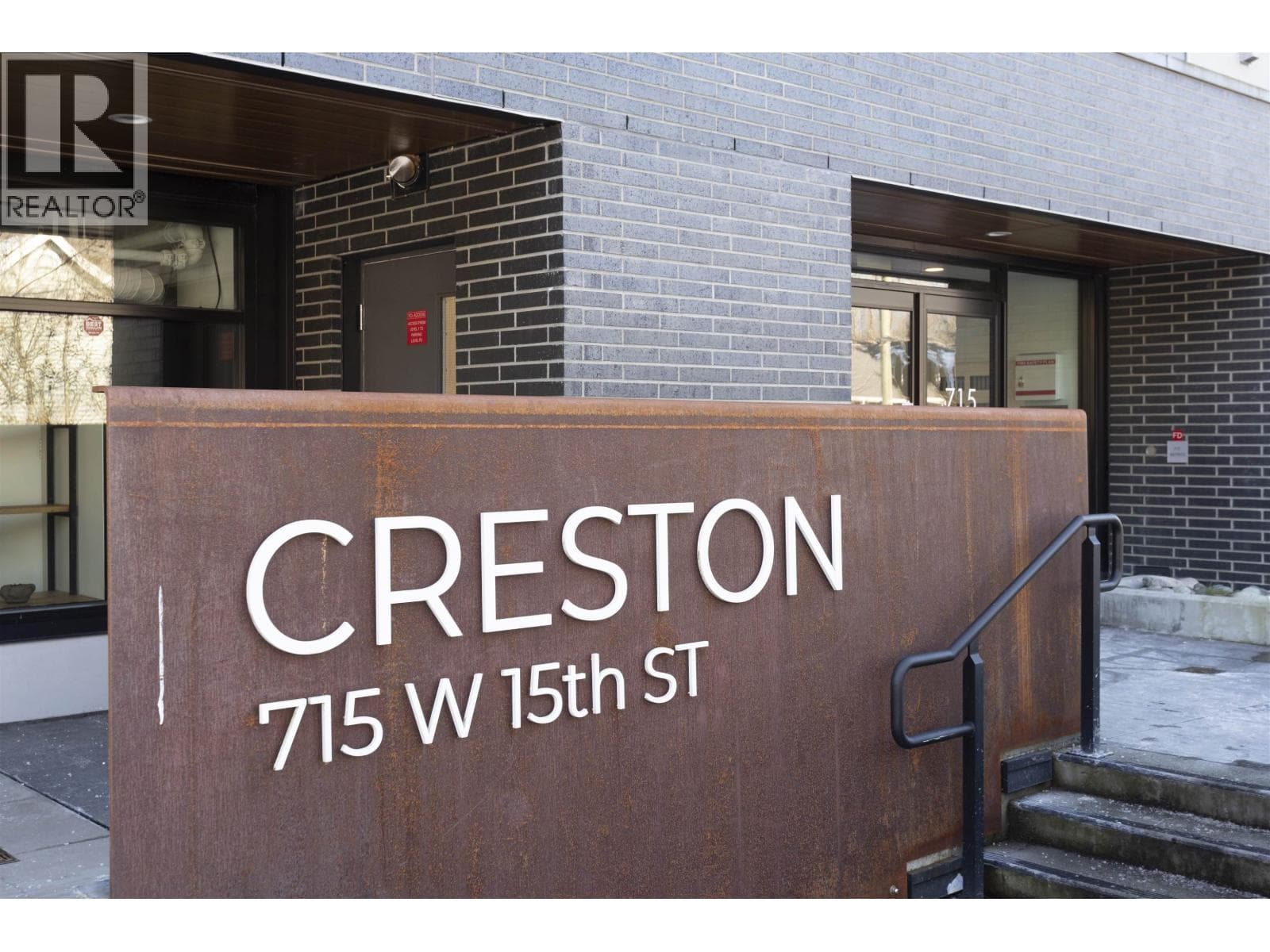 204 715 W 15TH STREET — main photo