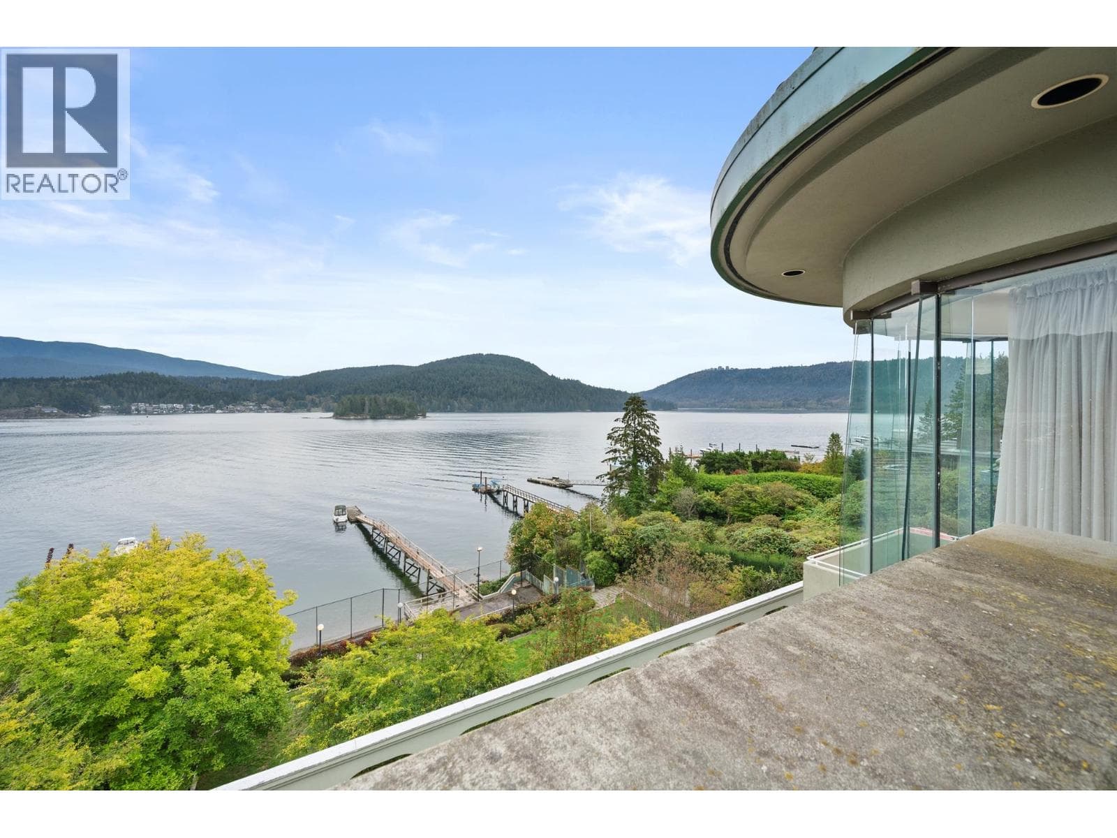 828 BEACHVIEW DRIVE — main photo