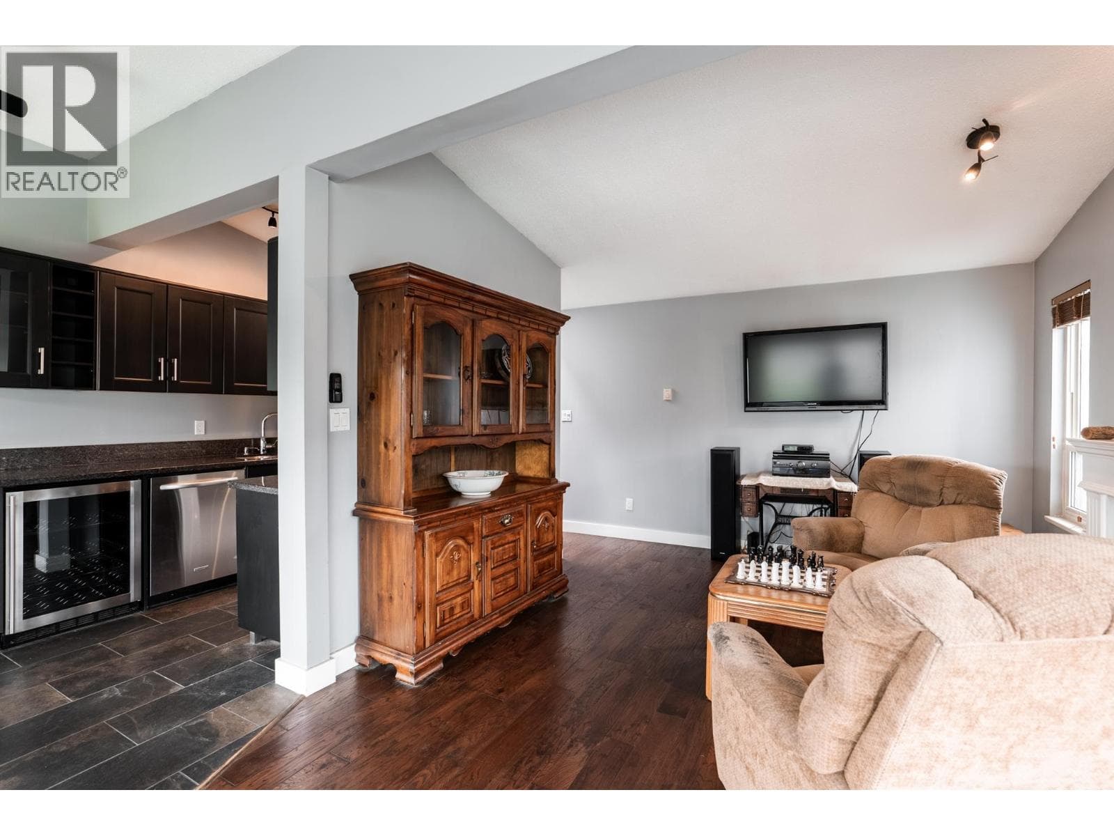 303 2615 LONSDALE AVENUE — photo 2